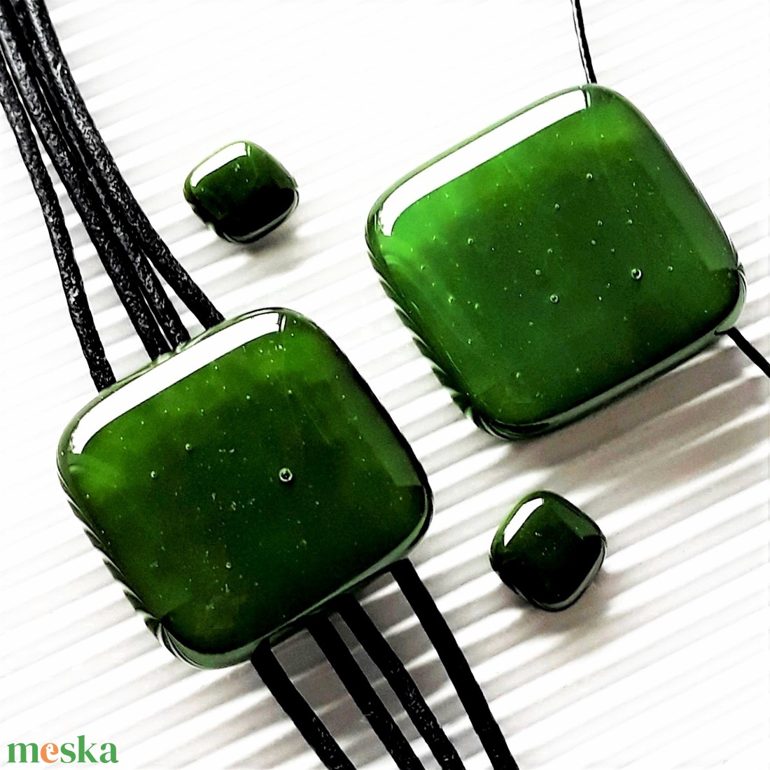 NEMESACÉL - Sötét mohazöld üveg kocka medál, karkötő és bedugós fülbevaló, üvegékszer szett - ékszer - ékszerszett - Meska.hu