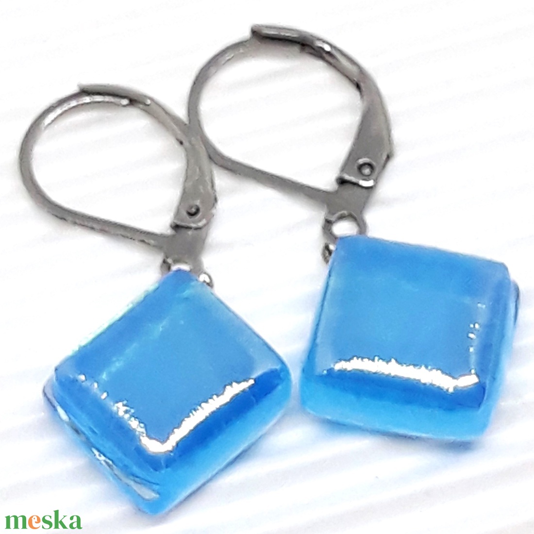 NEMESACÉL - Égszínkék tükörfény rombusz francia kapcsos üveg fülbevaló, üvegékszer - ékszer - fülbevaló - lógó fülbevaló - Meska.hu