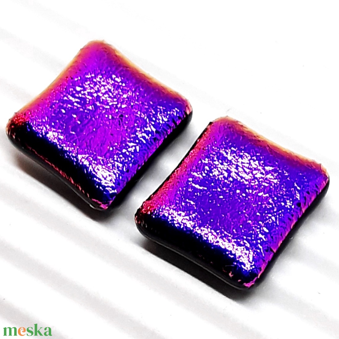 ORVOSI FÉM - Ultraibolya dichroic üveg kocka bedugós fülbevaló, üvegékszer - ékszer - fülbevaló - pötty fülbevaló - Meska.hu ORVOSI FÉM - Ultraibolya dichroic üveg kocka bedugós fülbevaló, üvegékszer - ékszer - fülbevaló - pötty fülbevaló - Meska.hu