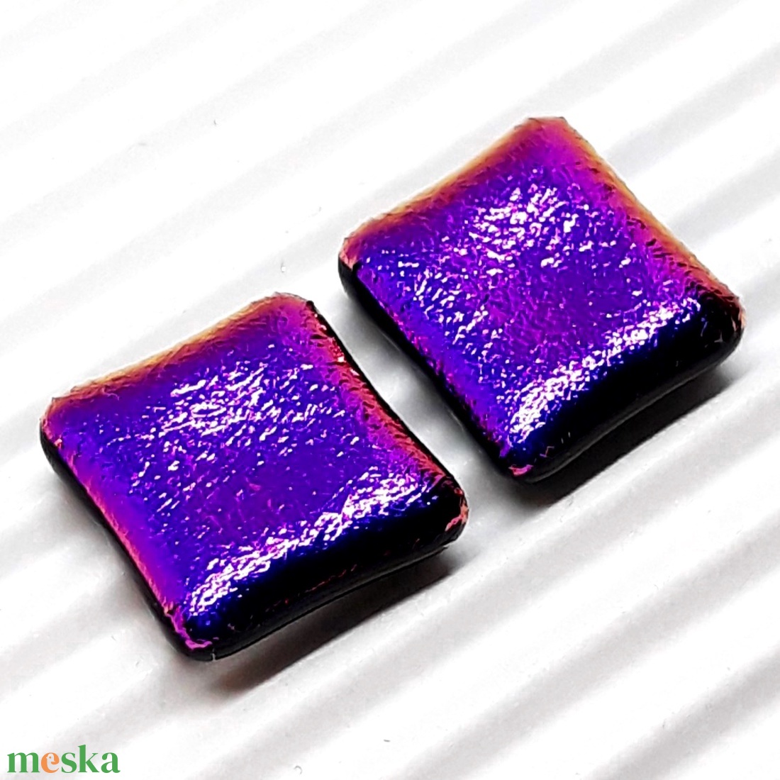 ORVOSI FÉM - Ultraibolya dichroic üveg kocka bedugós fülbevaló, üvegékszer - ékszer - fülbevaló - pötty fülbevaló - Meska.hu ORVOSI FÉM - Ultraibolya dichroic üveg kocka bedugós fülbevaló, üvegékszer - ékszer - fülbevaló - pötty fülbevaló - Meska.hu