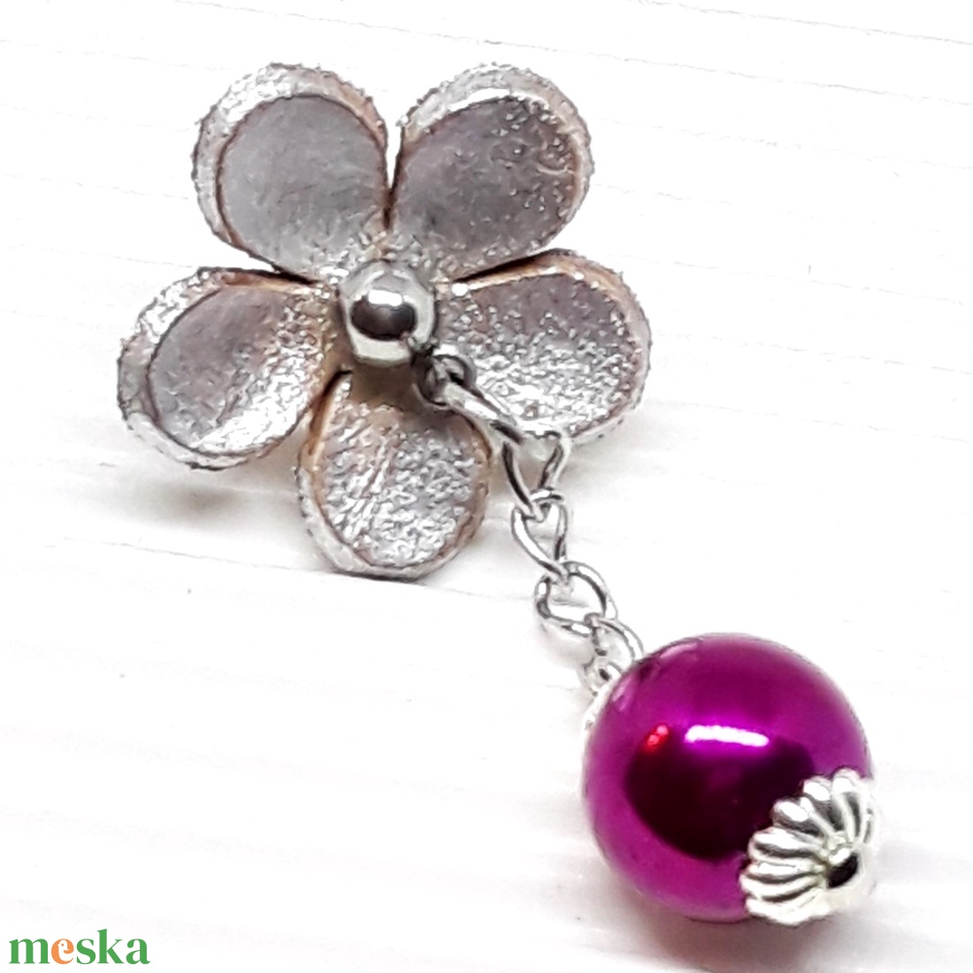 Ezüst virág pink hematit ásvány gyönggyel kitűző, NEMESACÉL, ásványgyöngy ékszer - ékszer - kitűző és bross - Meska.hu