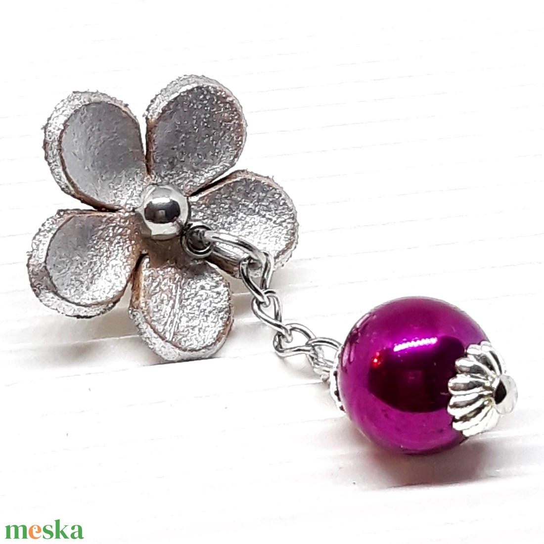 Ezüst virág pink hematit ásvány gyönggyel kitűző, NEMESACÉL, ásványgyöngy ékszer - ékszer - kitűző és bross - Meska.hu