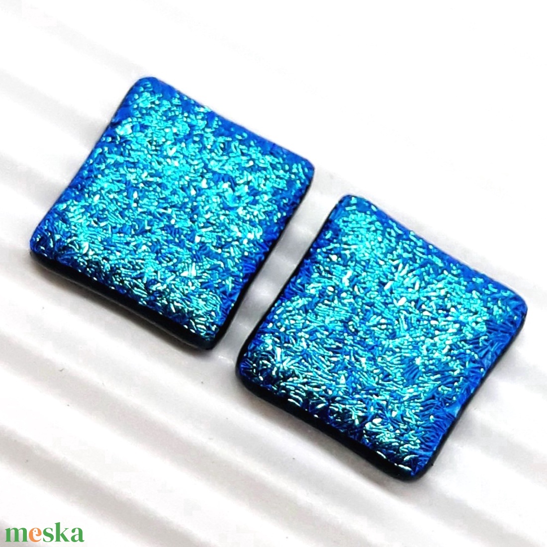 Türkizkék ragyogás dichroic kocka üveg fülbevaló ORVOSI FÉM bedugón, üvegékszer - ékszer - fülbevaló - pötty fülbevaló - Meska.hu Türkizkék ragyogás dichroic kocka üveg fülbevaló ORVOSI FÉM bedugón, üvegékszer - ékszer - fülbevaló - pötty fülbevaló - Meska.hu
