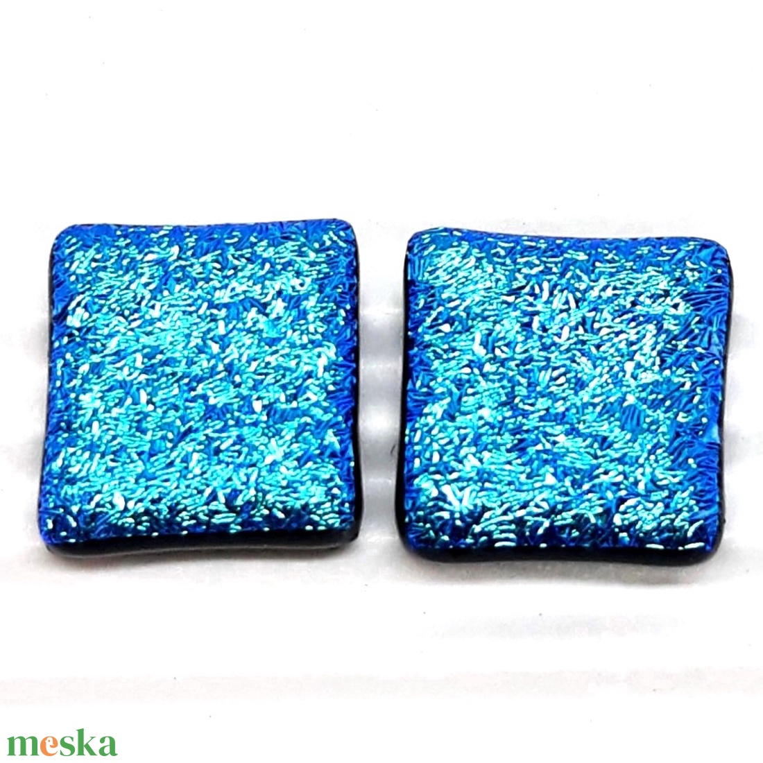Türkizkék ragyogás dichroic kocka üveg fülbevaló ORVOSI FÉM bedugón, üvegékszer - ékszer - fülbevaló - pötty fülbevaló - Meska.hu Türkizkék ragyogás dichroic kocka üveg fülbevaló ORVOSI FÉM bedugón, üvegékszer - ékszer - fülbevaló - pötty fülbevaló - Meska.hu