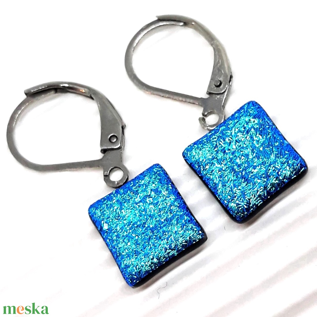 Türkizkék ragyogás dichroic kocka üveg fülbevaló ORVOSI FÉM bedugón, üvegékszer - ékszer - fülbevaló - pötty fülbevaló - Meska.hu Türkizkék ragyogás dichroic kocka üveg fülbevaló ORVOSI FÉM bedugón, üvegékszer - ékszer - fülbevaló - pötty fülbevaló - Meska.hu