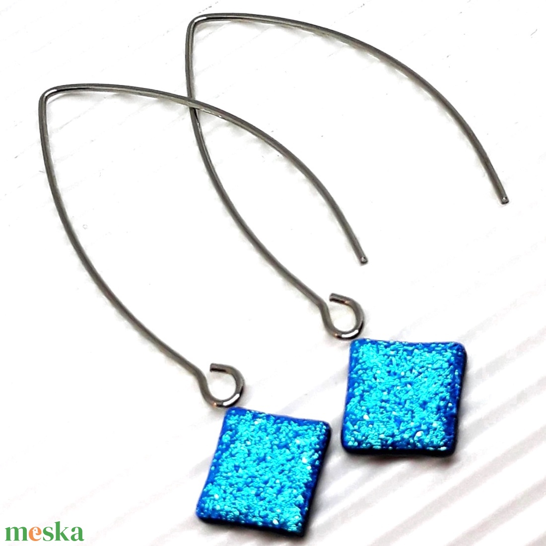 Türkizkék ragyogás dichroic kocka üveg fülbevaló ORVOSI FÉM bedugón, üvegékszer - ékszer - fülbevaló - pötty fülbevaló - Meska.hu Türkizkék ragyogás dichroic kocka üveg fülbevaló ORVOSI FÉM bedugón, üvegékszer - ékszer - fülbevaló - pötty fülbevaló - Meska.hu