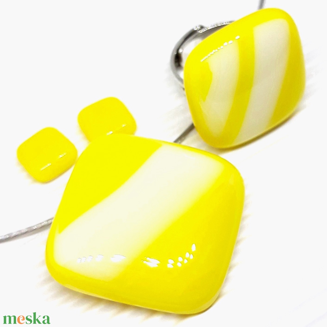 NEMESACÉL - Nárcisz - élénk sárga, fehér rombusz üveg medál, gyűrű és fülbevaló, üvegékszer szett - ékszer - ékszerszett - Meska.hu