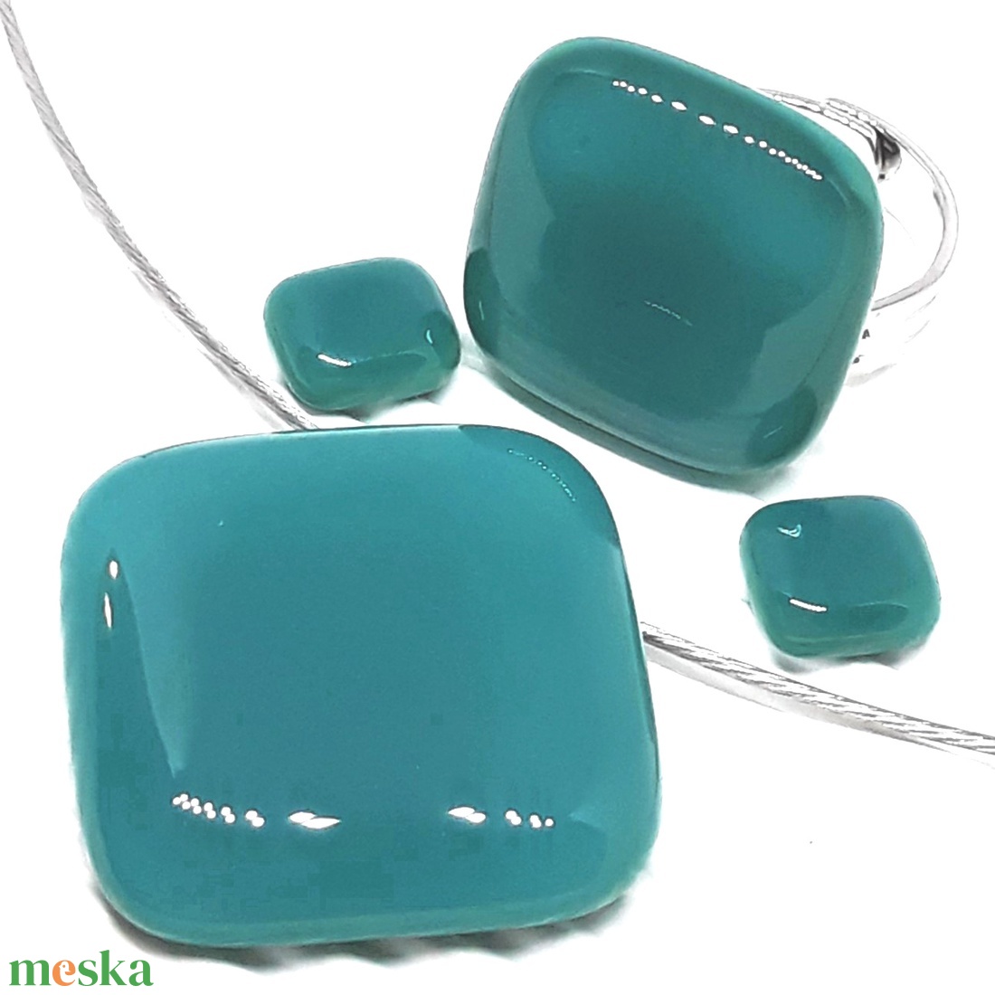 NEMESACÉL - Hamvas smaragd üveg rombusz medál, gyűrű és fülbevaló, üvegékszer szett - ékszer - ékszerszett - Meska.hu