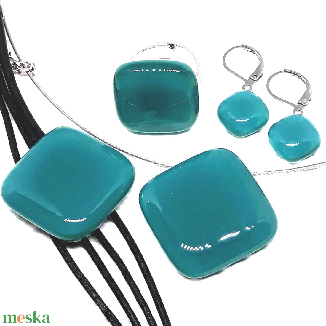 NEMESACÉL - Hamvas smaragd üveg rombusz medál, gyűrű és fülbevaló, üvegékszer szett - ékszer - ékszerszett - Meska.hu