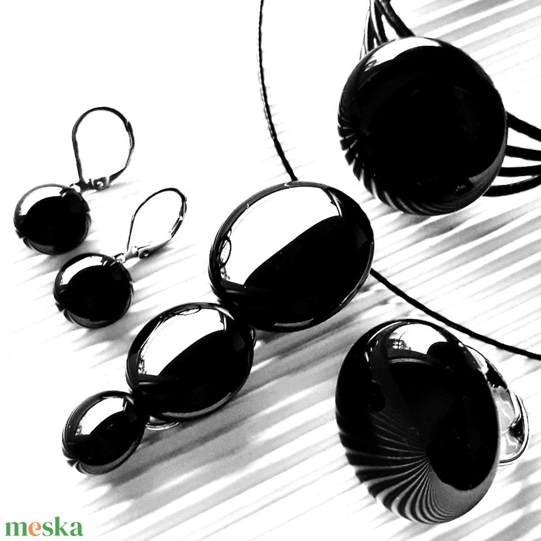 NEMESACÉL - Éjfekete körfüzér üveg medál és francia kapcsos fülbevaló, nyaklánc, üvegékszer szett - ékszer - ékszerszett - Meska.hu