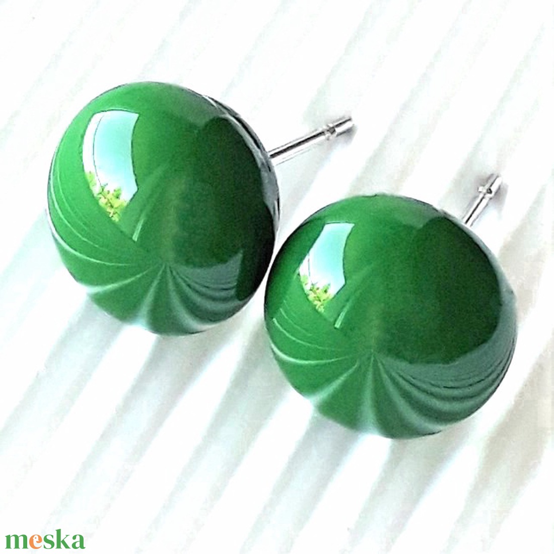 Smaragd zöld kerek üveg fülbevaló, ORVOSI FÉM bedugón, pötty, üvegékszer - ékszer - fülbevaló - pötty fülbevaló - Meska.hu