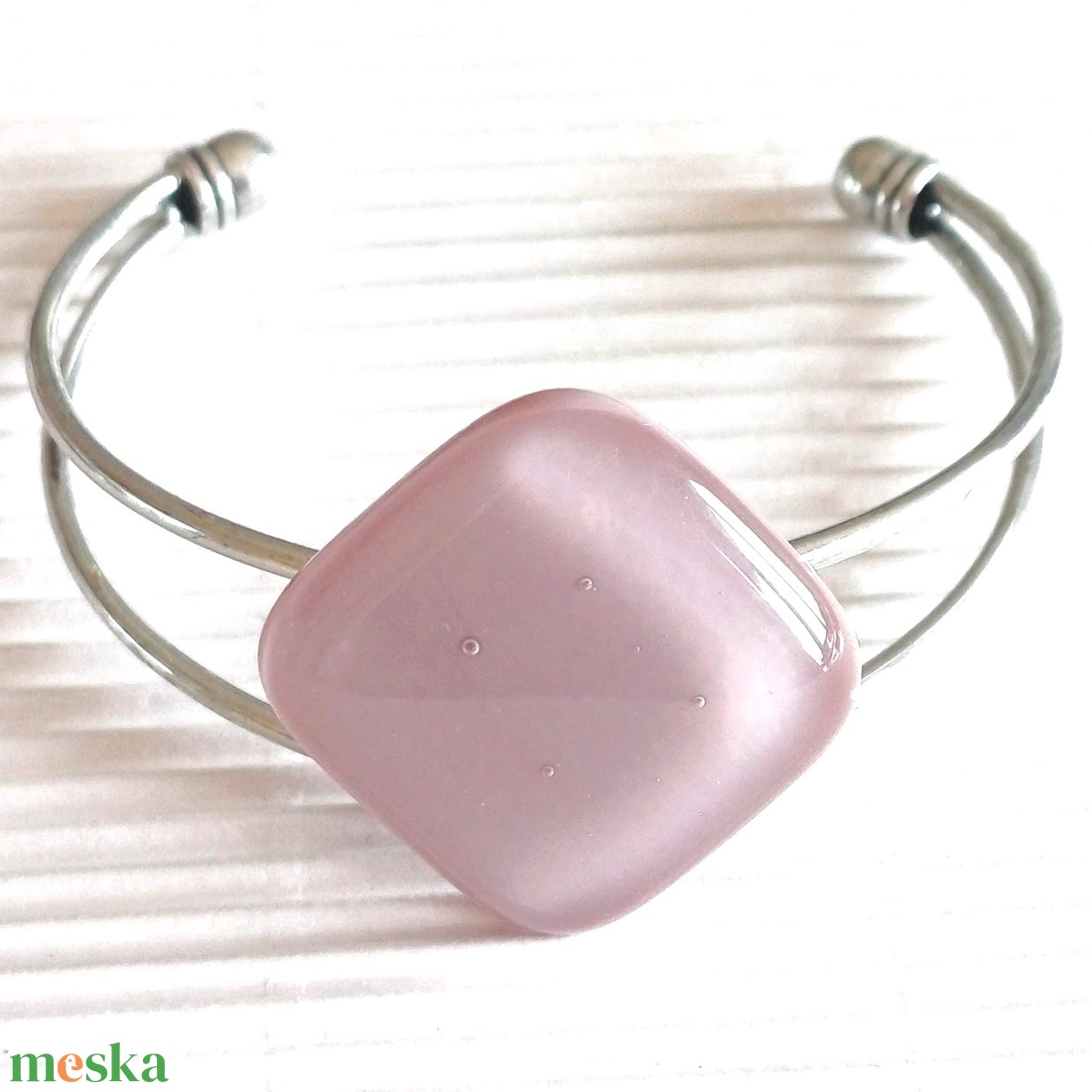 Sápadt rózsaszín üveg kocka karkötő fém karperecen, üvegékszer - ékszer - karkötő - karkötő medállal - Meska.hu