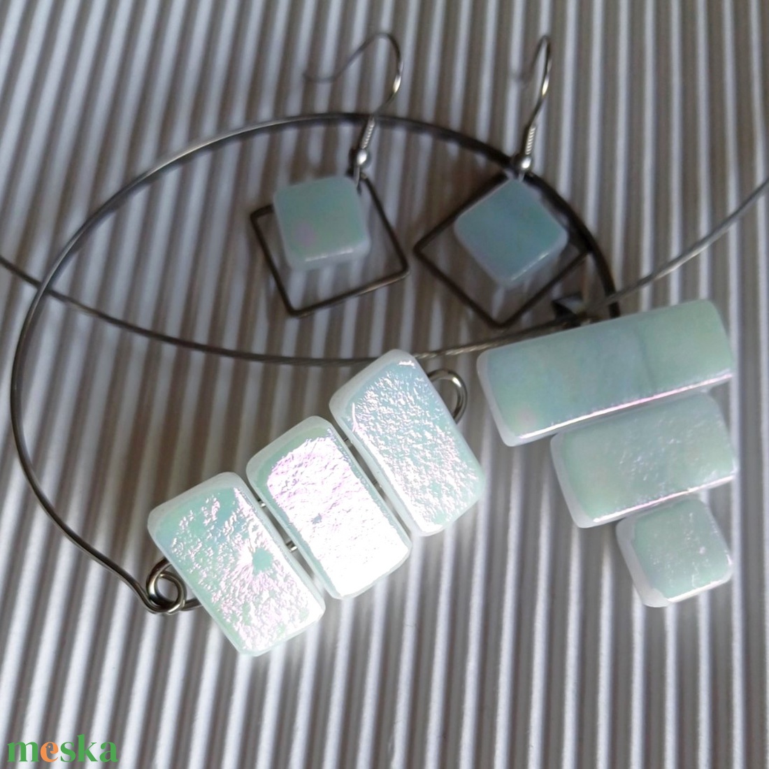 NEMESACÉL - Fehér csillám ragyogás üveg nyaklánc, karkötő és lógós fülbevaló, minimal design, üvegékszer szett - ékszer - ékszerszett - Meska.hu