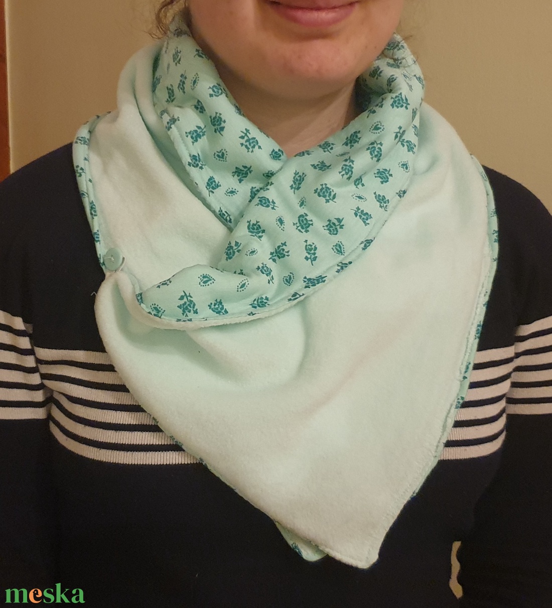 Nyakmelegítő (körsál, sál, csősál), puha és meleg. Almazöld és türkizzöld virágos mintával. Új, kifordítható, egyedi - ruha & divat - sál, sapka, kendő - sál - Meska.hu