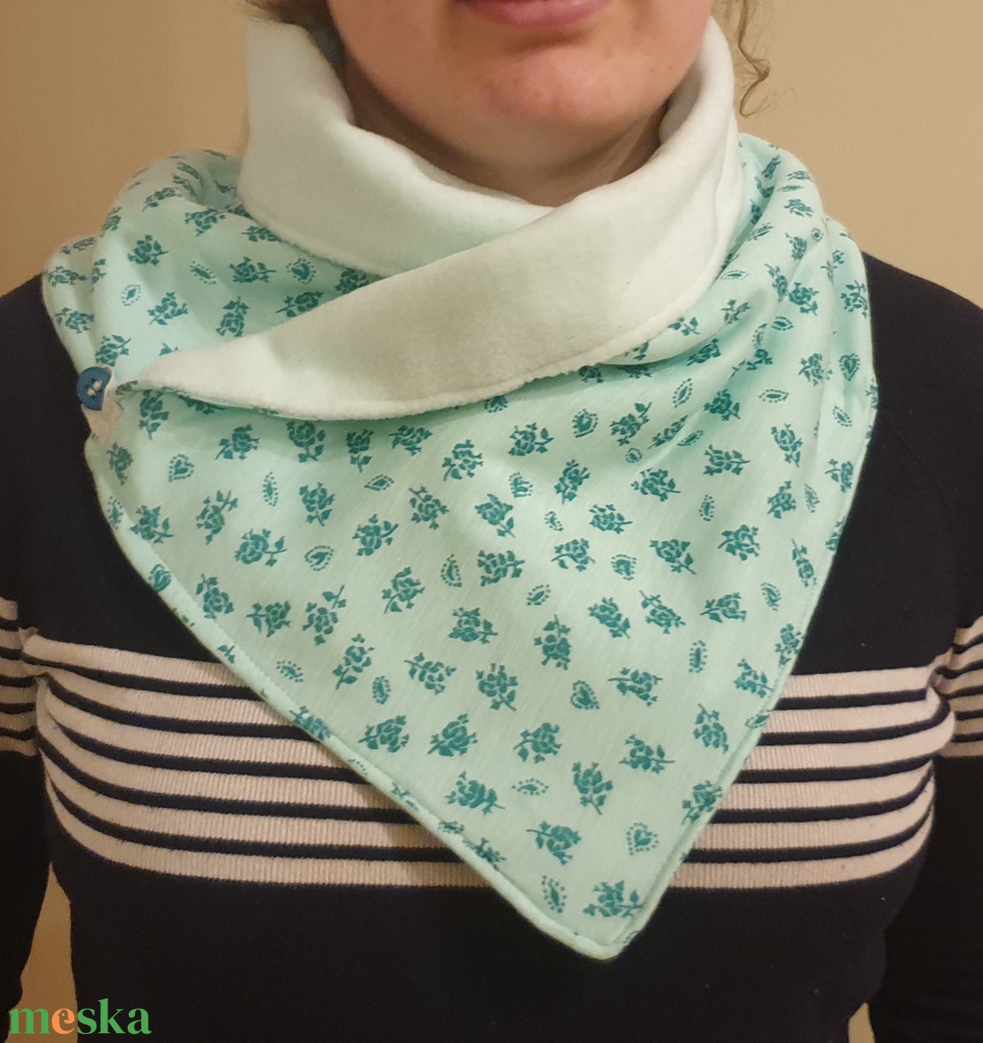 Nyakmelegítő (körsál, sál, csősál), puha és meleg. Almazöld és türkizzöld virágos mintával. Új, kifordítható, egyedi - ruha & divat - sál, sapka, kendő - sál - Meska.hu