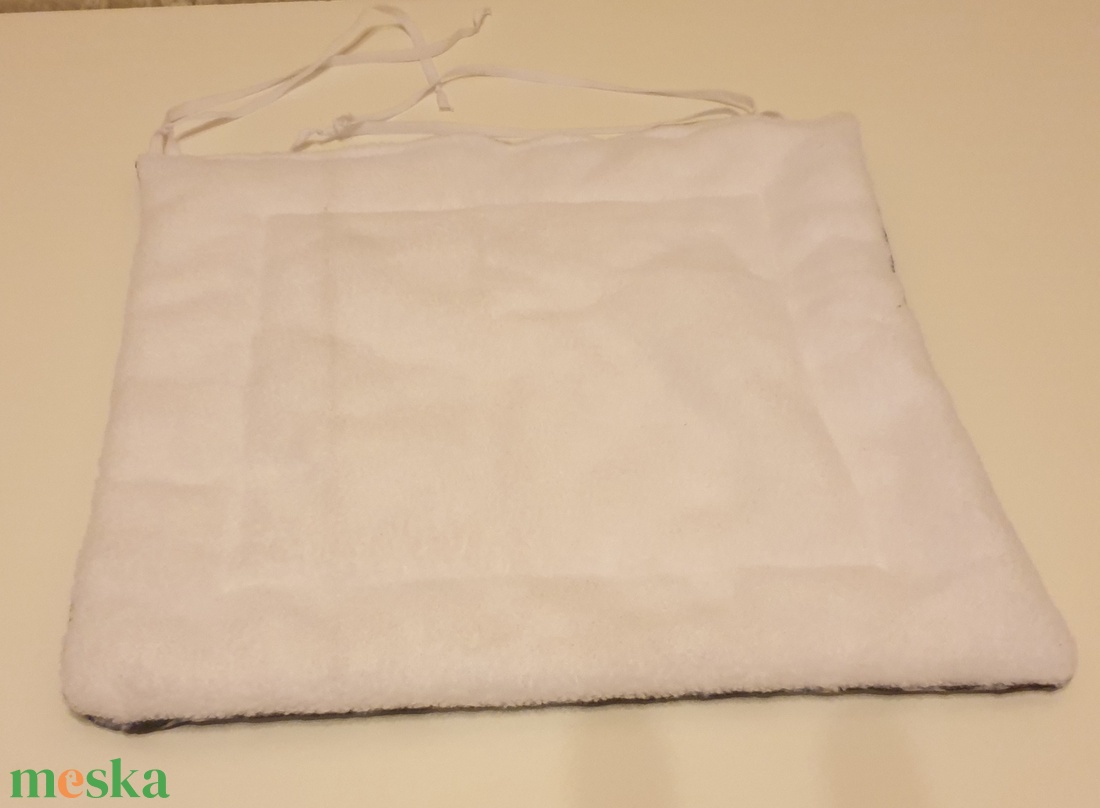 Székpárna, puha és meleg, leoldható kötővel. Bársonyos, ezüst-fekete hullámmintás, fehér thermo anyaggal. Új, egyedi - otthon & életmód - lakástextil - székpárna, huzat - Meska.hu