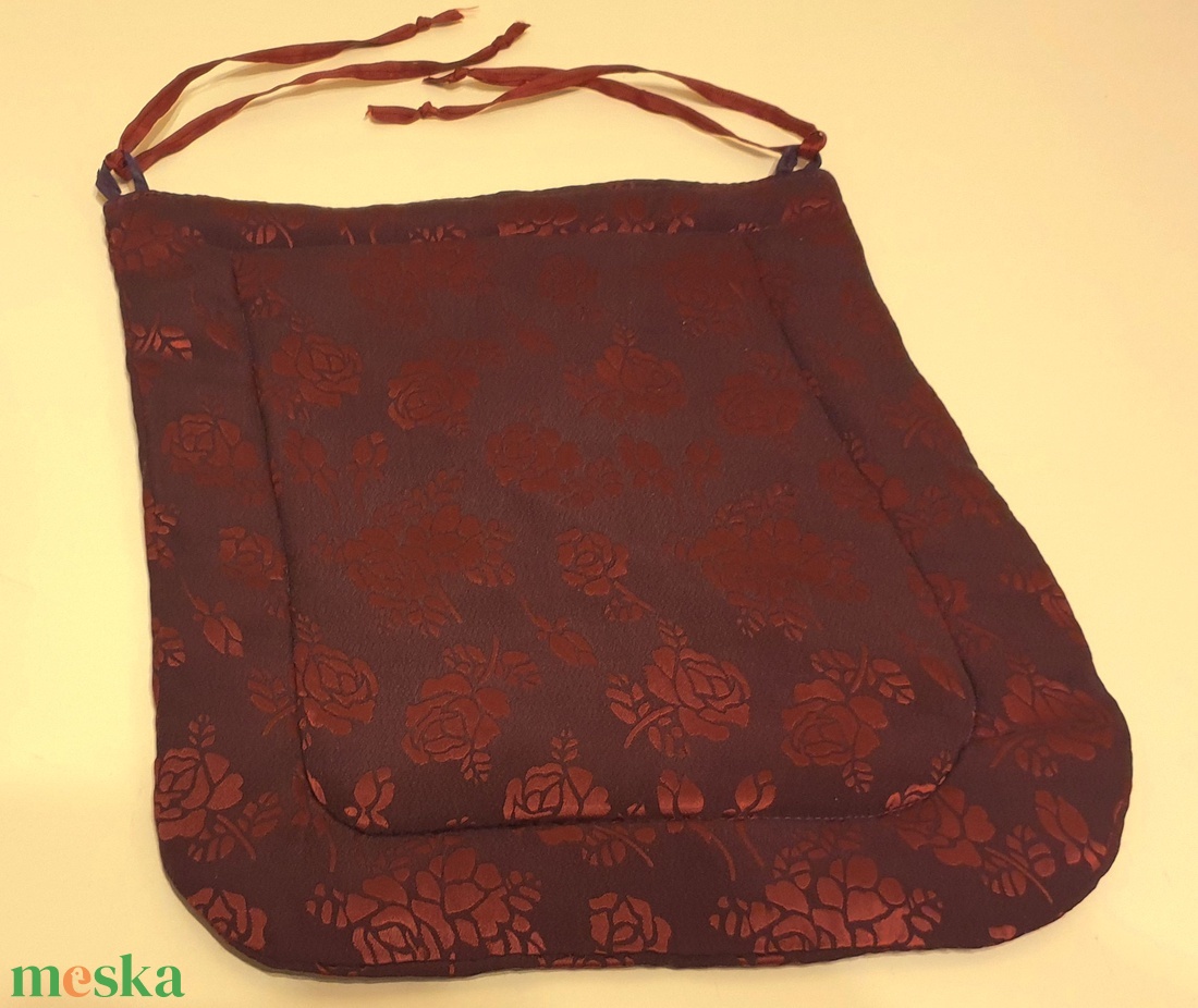 Székpárna ovisoknak, puha selyem, leoldható kötővel. Lilásbordó alapon fényes bordó rózsákkal. Új, egyedi, kézműves - otthon & életmód - lakástextil - székpárna, huzat - Meska.hu