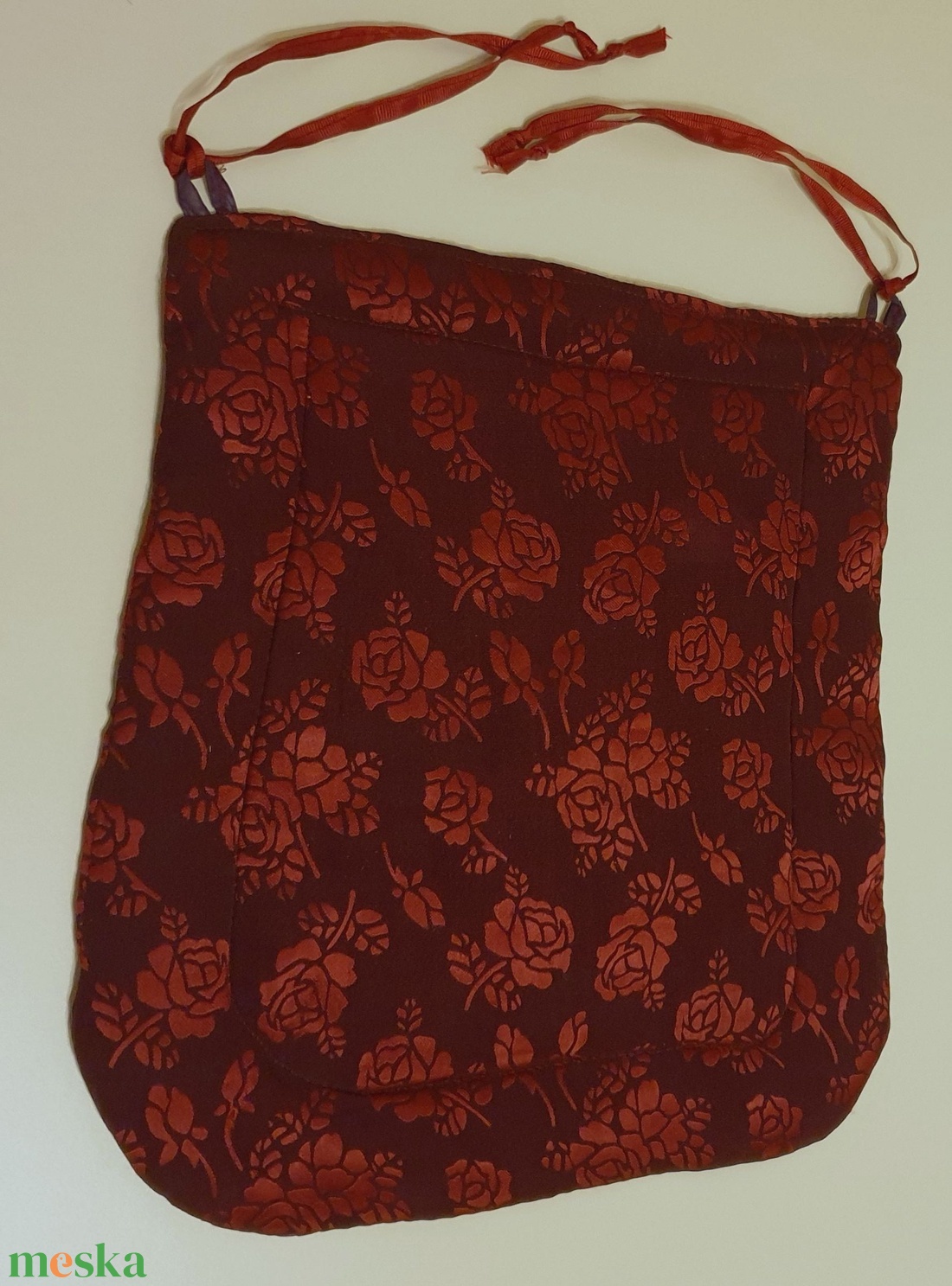 Székpárna ovisoknak, puha selyem, leoldható kötővel. Lilásbordó alapon fényes bordó rózsákkal. Új, egyedi, kézműves - otthon & életmód - lakástextil - székpárna, huzat - Meska.hu