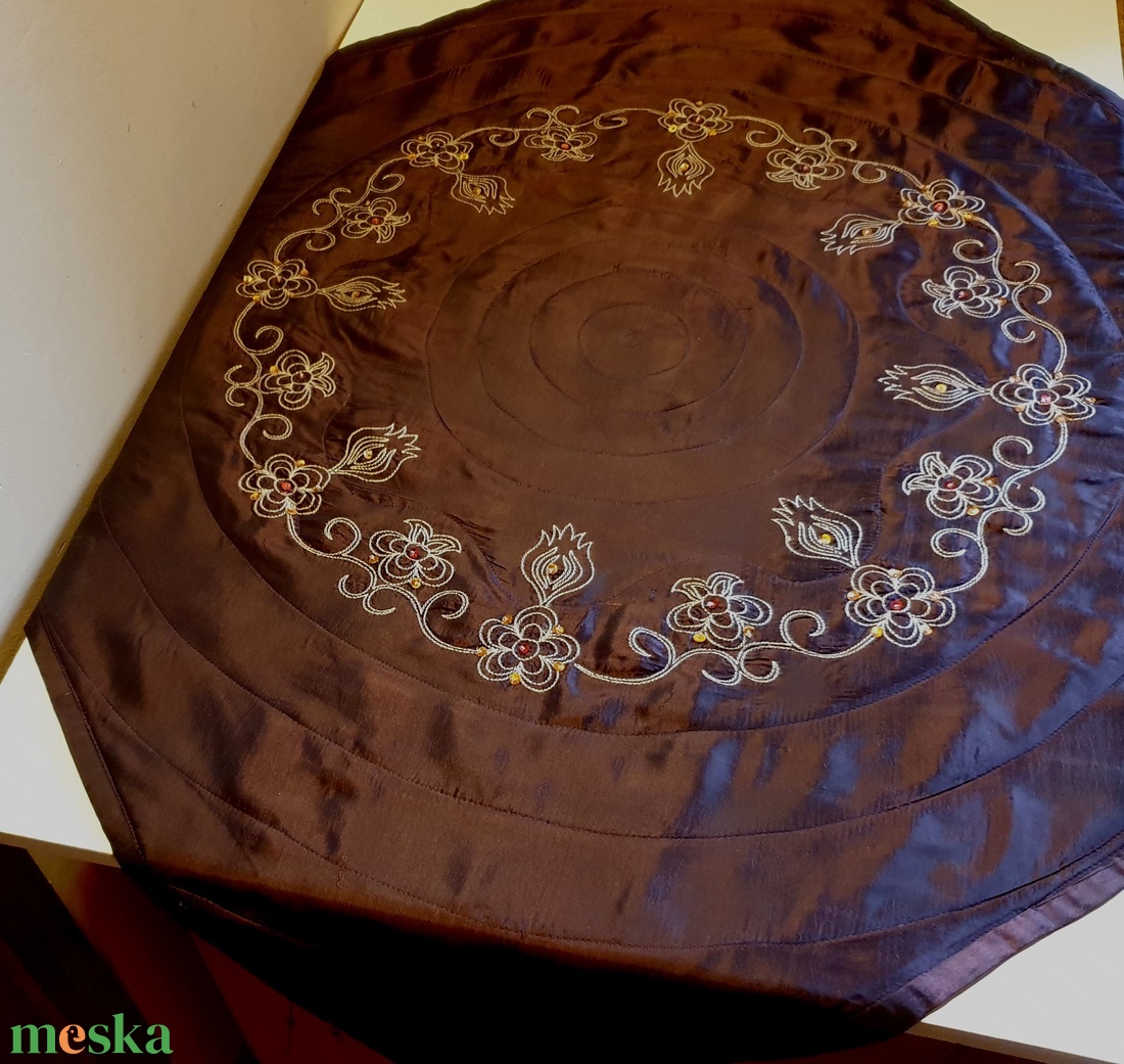 Sötétbordó selyem asztalterítő, abrosz, virágmintával. Új, egyedi, kézműves termék - otthon & életmód - konyhafelszerelés, tálalás - tálalás - terítő - Meska.hu Sötétbordó selyem asztalterítő, abrosz, virágmintával. Új, egyedi, kézműves termék - otthon & életmód - konyhafelszerelés, tálalás - tálalás - terítő - Meska.hu