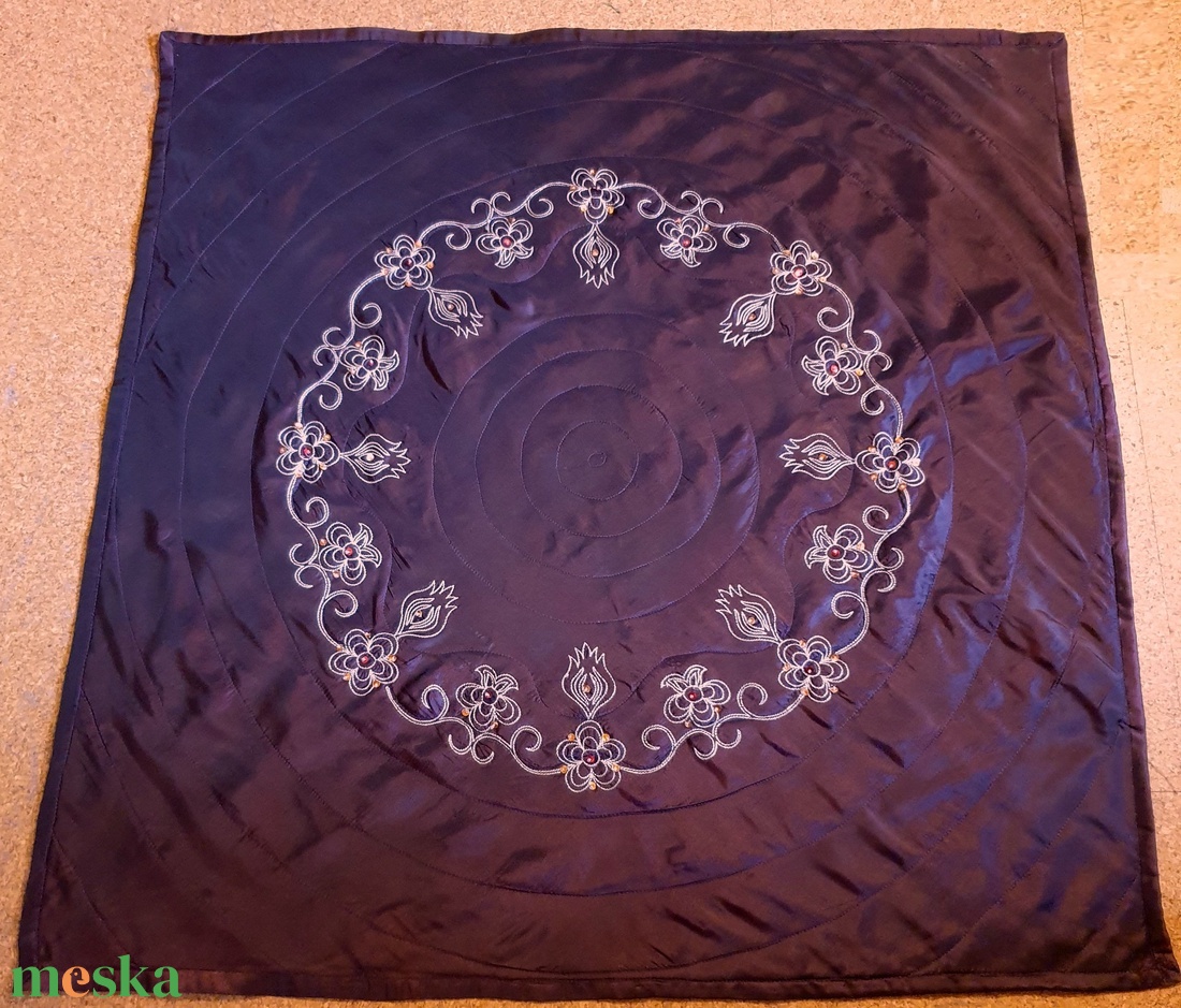 Sötétbordó selyem asztalterítő, abrosz, virágmintával. Új, egyedi, kézműves termék - otthon & életmód - konyhafelszerelés, tálalás - tálalás - terítő - Meska.hu Sötétbordó selyem asztalterítő, abrosz, virágmintával. Új, egyedi, kézműves termék - otthon & életmód - konyhafelszerelés, tálalás - tálalás - terítő - Meska.hu