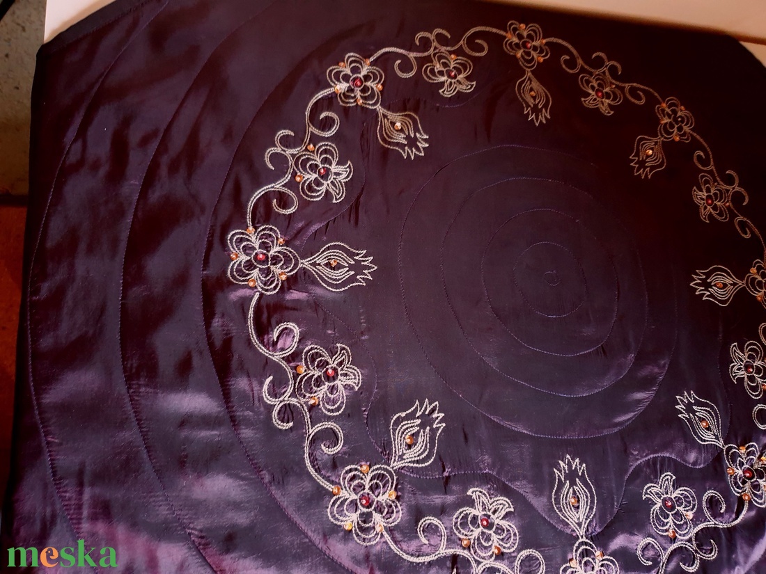 Sötétbordó selyem asztalterítő, abrosz, virágmintával. Új, egyedi, kézműves termék - otthon & életmód - konyhafelszerelés, tálalás - tálalás - terítő - Meska.hu Sötétbordó selyem asztalterítő, abrosz, virágmintával. Új, egyedi, kézműves termék - otthon & életmód - konyhafelszerelés, tálalás - tálalás - terítő - Meska.hu