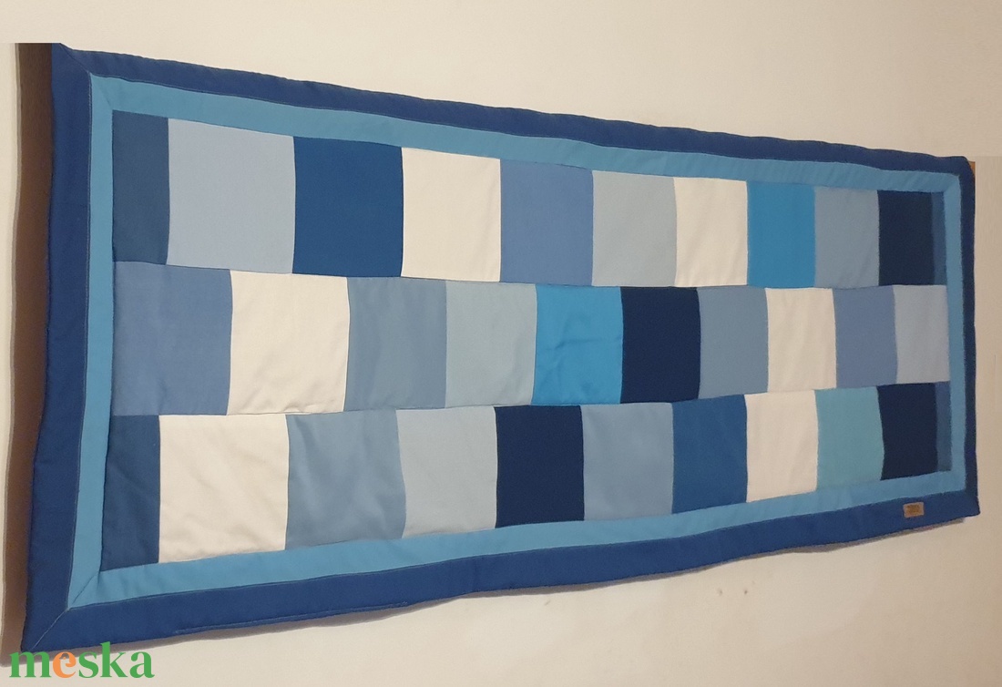 Falvédő, kék - fehér patchwork, 160 cm. Új, egyedi, kézműves termék, ajándéknak is - otthon & lakás - lakástextil - falvédő - Meska.hu