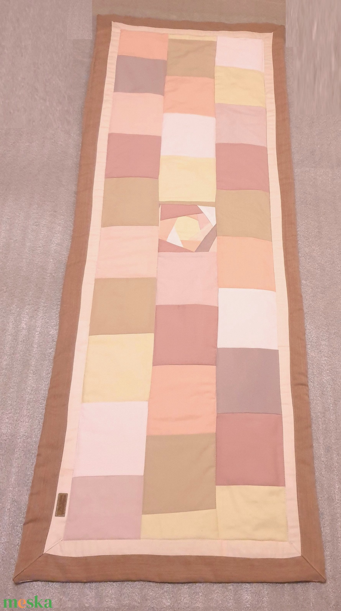Falvédő, puha és vastag, pasztell rózsaszín  bézs, patchwork rózsával, 160 cm. Új, egyedi, kézműves termék - otthon & életmód - lakástextil - falvédő - Meska.hu