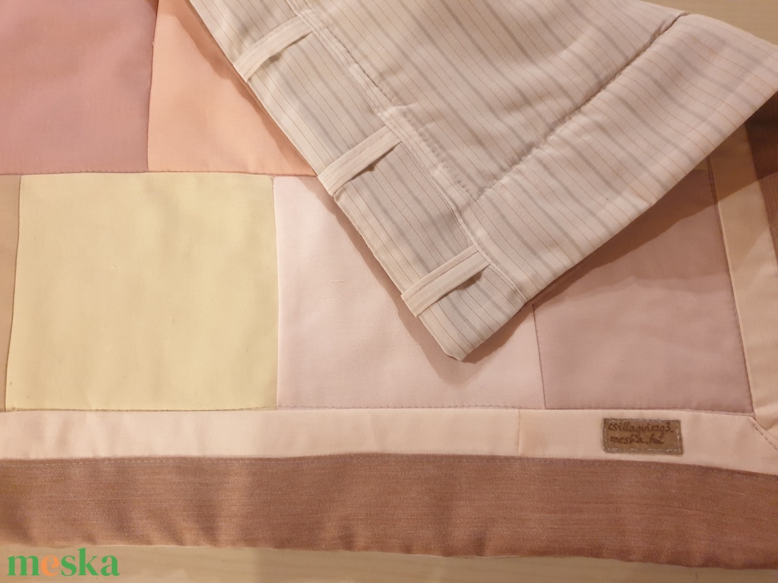 Falvédő, puha és vastag, pasztell rózsaszín  bézs, patchwork rózsával, 160 cm. Új, egyedi, kézműves termék - otthon & életmód - lakástextil - falvédő - Meska.hu
