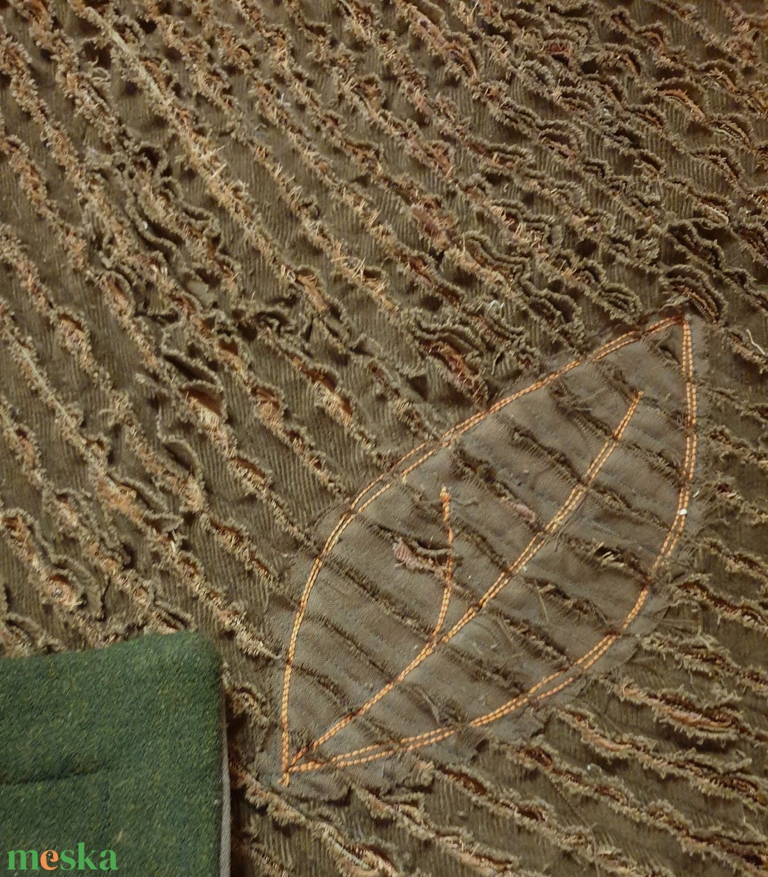 Nature (C): zseníliázott szőnyeg, falevelekkel. Terepzöld, bézs és barna. Egyedi, kézműves termék. NoWaste, upcycling - otthon & életmód - lakástextil - szőnyeg - más típusú szőnyeg - Meska.hu