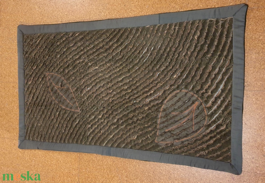 Nature (C): zseníliázott szőnyeg, falevelekkel. Terepzöld, bézs és barna. Egyedi, kézműves termék. NoWaste, upcycling - otthon & életmód - lakástextil - szőnyeg - más típusú szőnyeg - Meska.hu
