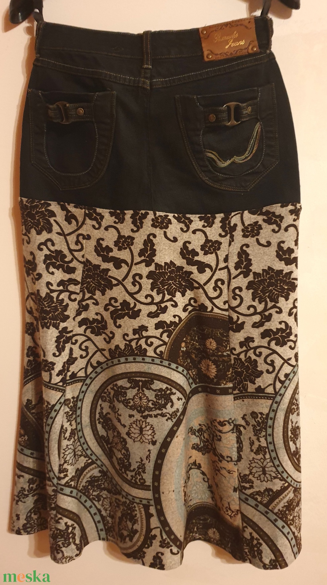 Fekete farmer szoknya, puha, barna virágos, kötött anyaggal. Upcycling, NoWaste. Új, egyedi tervezésű kézműves termék. - ruha & divat - női ruha - szoknya - Meska.hu