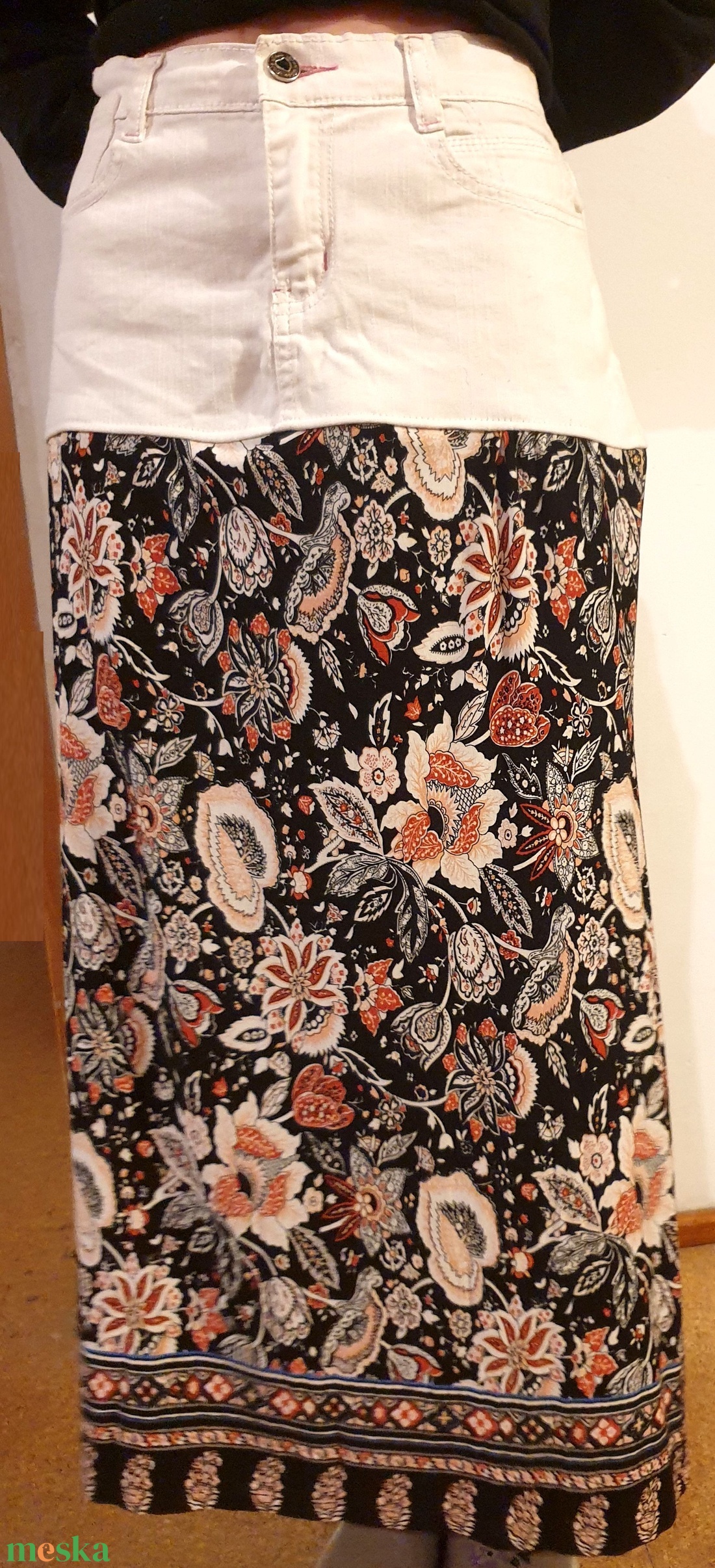Fehér farmer szoknya, feketén rózsaszín búzavirágokkal. Upcycling, NoWaste. Új, egyedi tervezésű kézműves termék. - ruha & divat - női ruha - szoknya - Meska.hu Fehér farmer szoknya, feketén rózsaszín búzavirágokkal. Upcycling, NoWaste. Új, egyedi tervezésű kézműves termék. - ruha & divat - női ruha - szoknya - Meska.hu