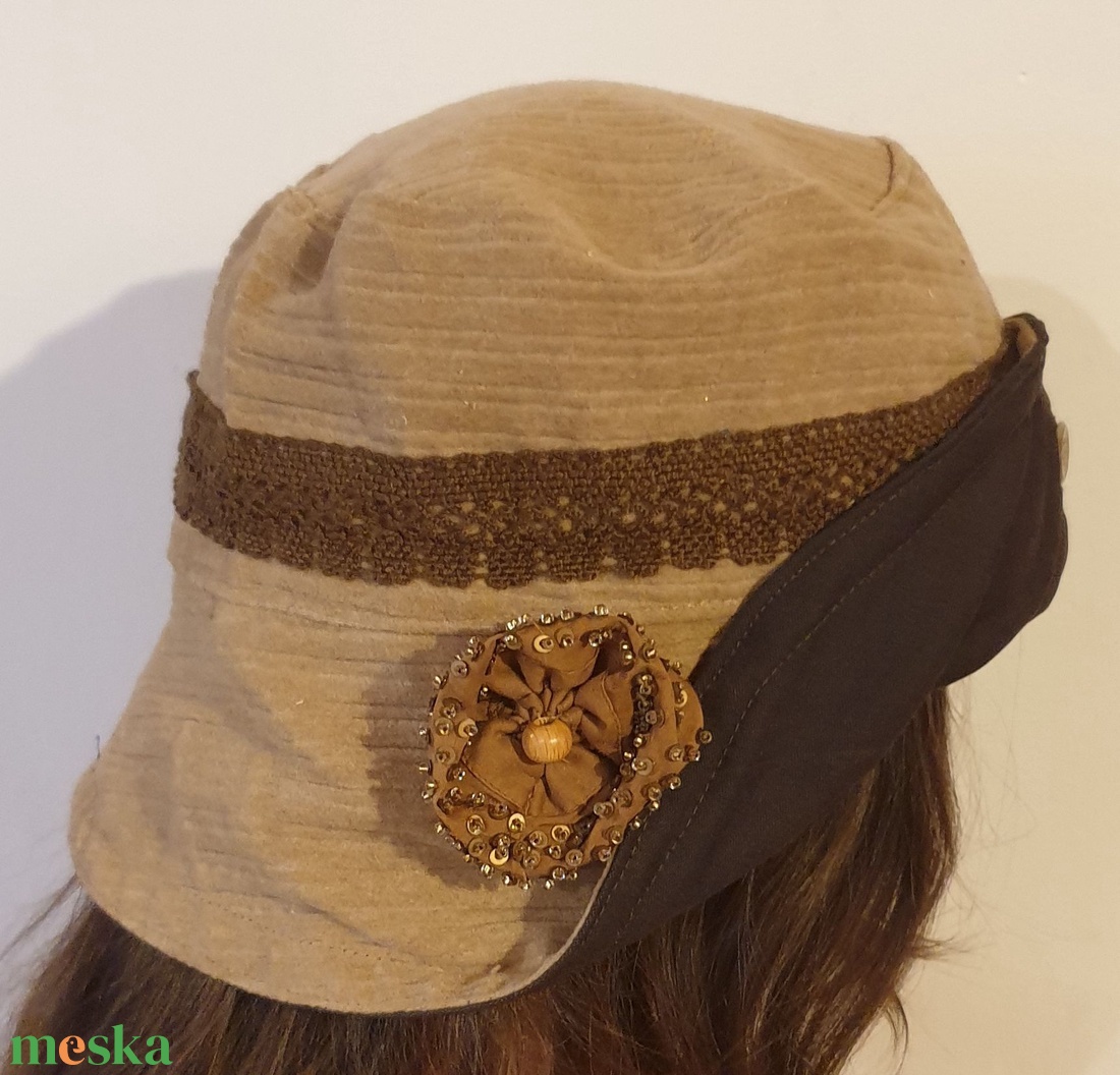 Kalap, sapka: kifordítható. Ajándék kitűzővel. 57 cm. Barna virágos és középbarna, csipkés. Upcycling, NoWaste. Egyedi - ruha & divat - sál, sapka, kendő - kalap - Meska.hu