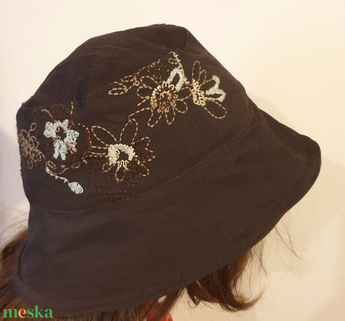 Kalap, sapka: kifordítható. Ajándék kitűzővel. 57 cm. Barna virágos és középbarna, csipkés. Upcycling, NoWaste. Egyedi - ruha & divat - sál, sapka, kendő - kalap - Meska.hu