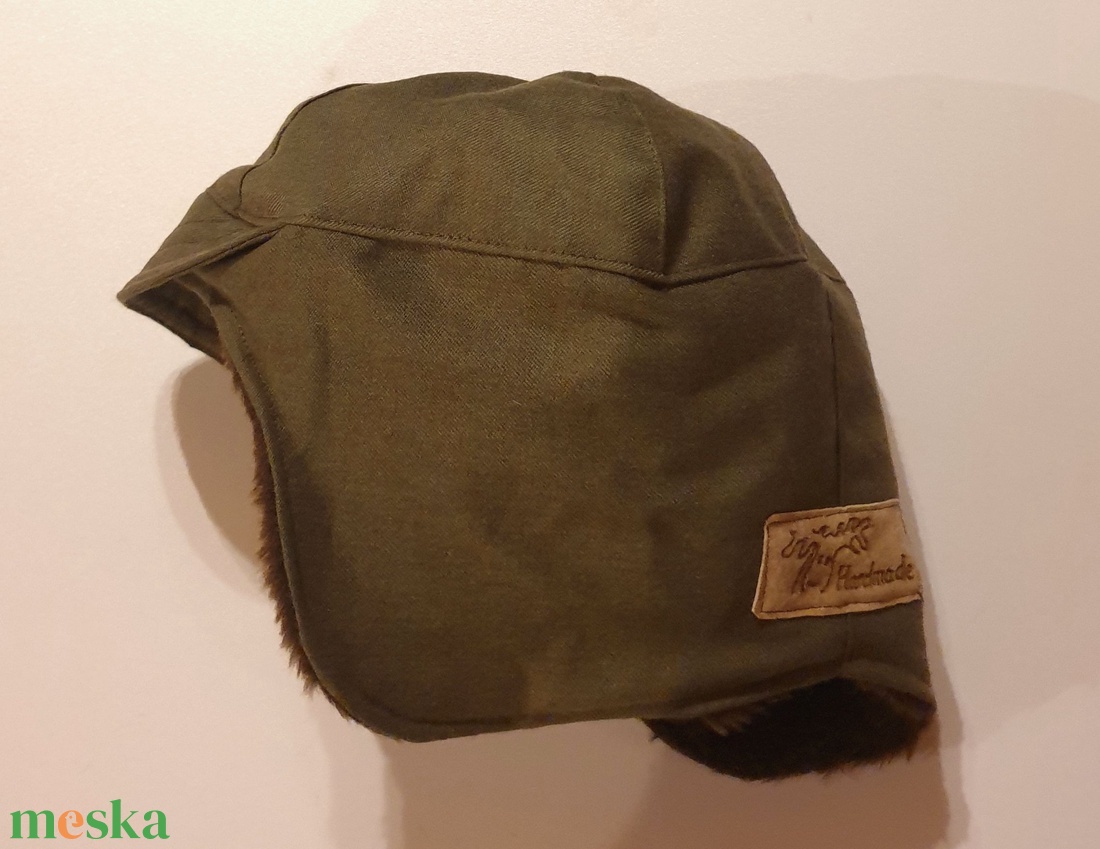 Férfi sapka, fiú sapka. Terepzöld, minőségi szövet, puha műszőrme béléssel. 61 cm. Upcycled, NoWaste. Egyedi tervezésű - ruha & divat - sál, sapka, kendő - sapka - Meska.hu