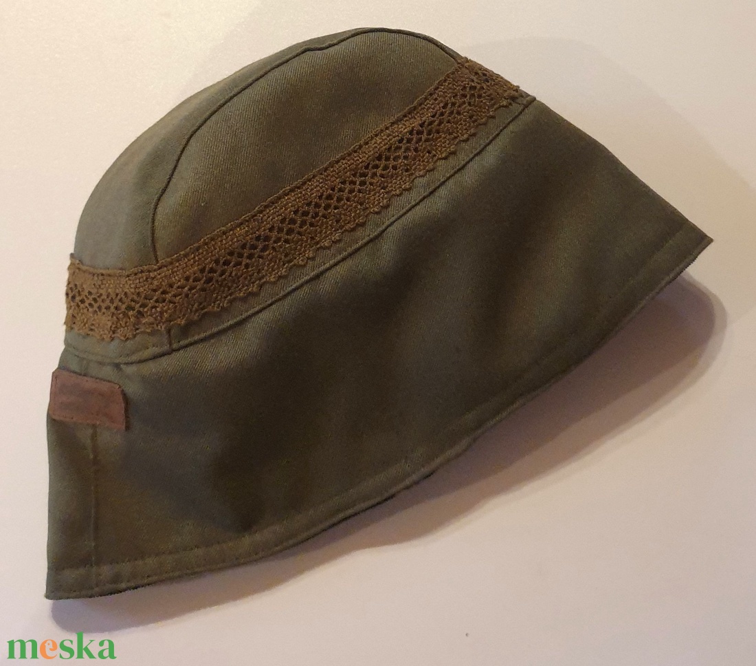 Női kalap, sapka: kifordítható, 53 cm. Terepzöld szövet, barna csipkével és kordbársony, virágokkal. Upcycled, NoWaste. - ruha & divat - sál, sapka, kendő - kalap - Meska.hu