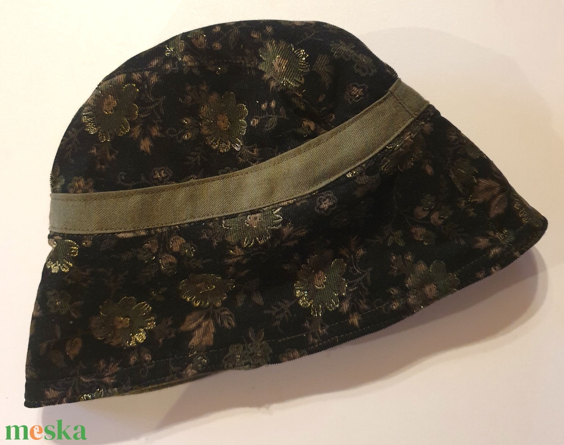 Női kalap, sapka: kifordítható, 53 cm. Terepzöld szövet, barna csipkével és kordbársony, virágokkal. Upcycled, NoWaste. - ruha & divat - sál, sapka, kendő - kalap - Meska.hu