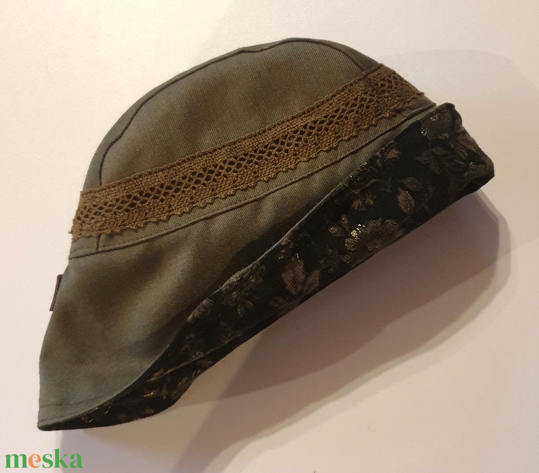 Női kalap, sapka: kifordítható, 53 cm. Terepzöld szövet, barna csipkével és kordbársony, virágokkal. Upcycled, NoWaste. - ruha & divat - sál, sapka, kendő - kalap - Meska.hu