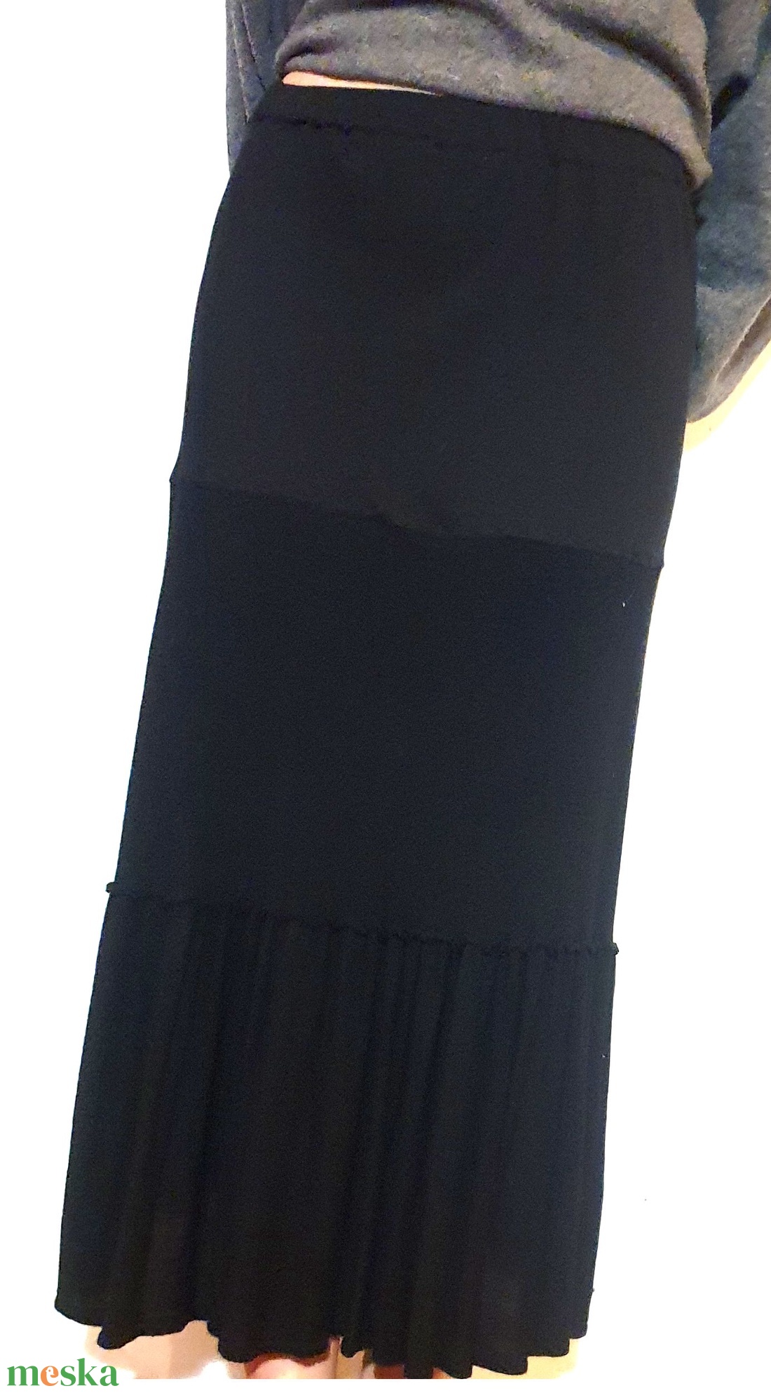 Fekete kötött fodros szoknya, puha, rugalmas, meleg. Upcycled, NoWaste. Új, egyedi tervezésű, kézműves termék - ruha & divat - női ruha - szoknya - Meska.hu