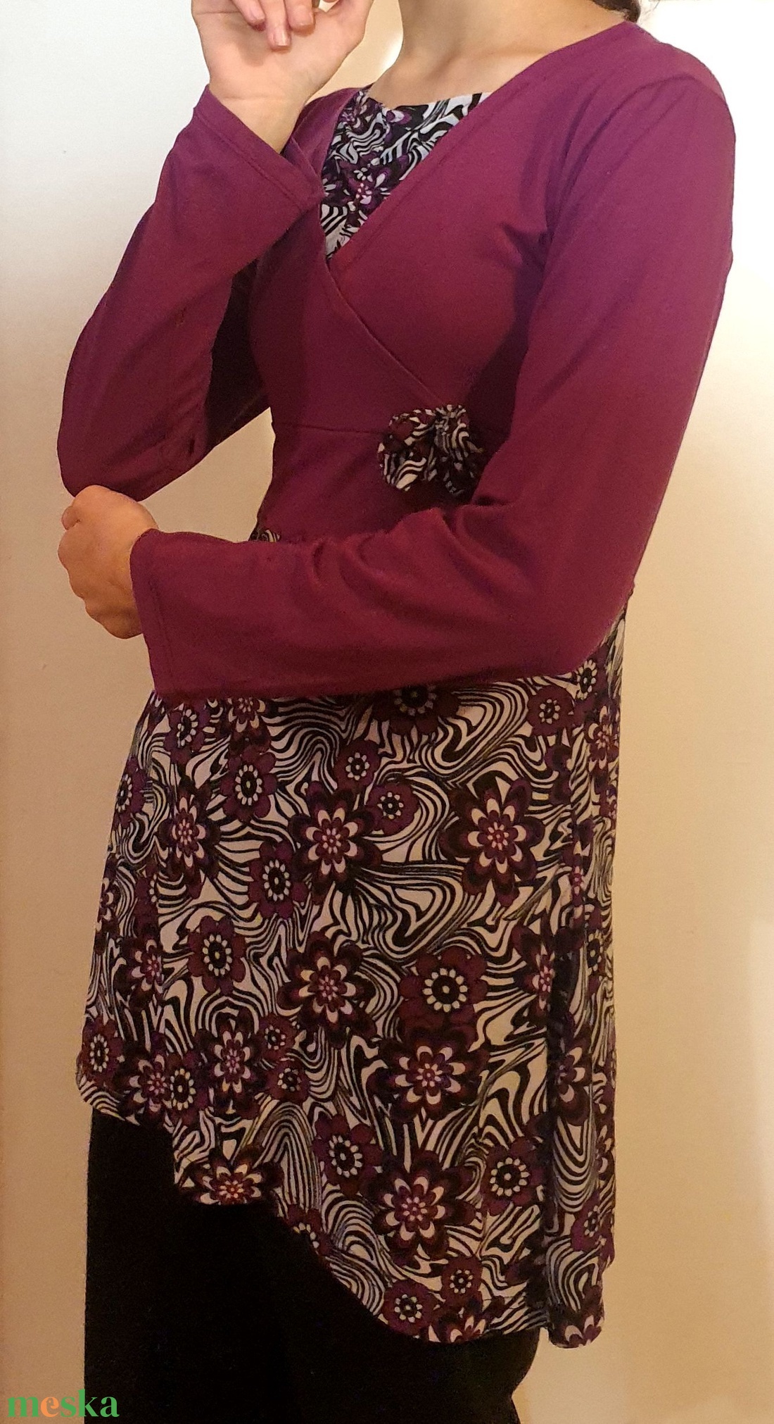 Tunika, rugalmas, lila, hosszúujjú, fekete és fehér virágos díszítéssel. Upcycled, NoWaste. Egyedi tervezésű, kézműves - ruha & divat - női ruha - tunika - Meska.hu Tunika, rugalmas, lila, hosszúujjú, fekete és fehér virágos díszítéssel. Upcycled, NoWaste. Egyedi tervezésű, kézműves - ruha & divat - női ruha - tunika - Meska.hu