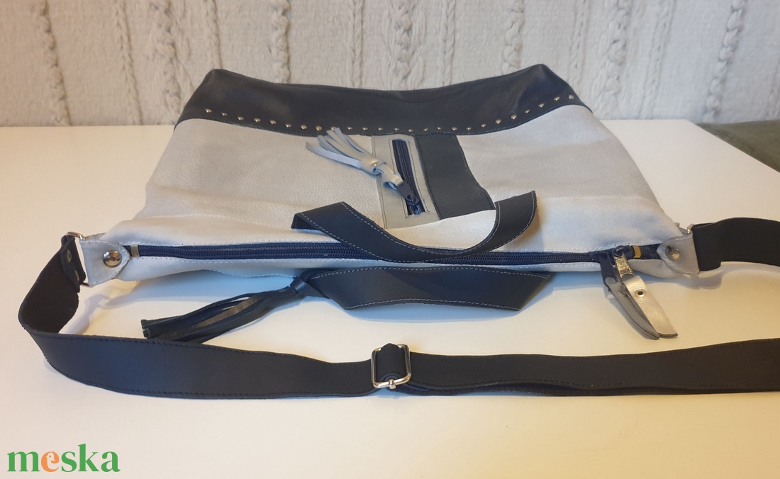 Válltáska, kézitáska, valódi bőr. Kék, halványszürke, ezüst. Új, egyedi, kézműves. Ajándéknak is - táska & tok - kézitáska & válltáska - válltáska - Meska.hu