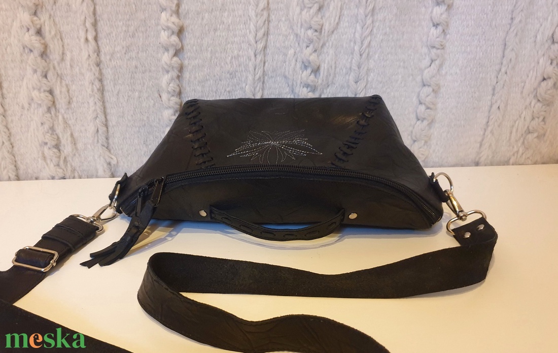 Övtáska, retikül. Fekete valódi bőr, ezüst virággal, bőrfűzéssel. Egyedi, kézműves. Ajándéknak is - táska & tok - övtáska - Meska.hu