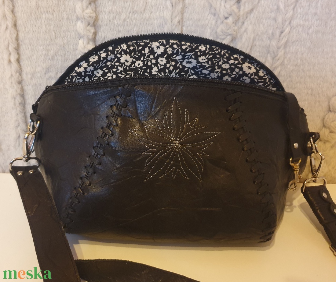 Övtáska, retikül. Fekete valódi bőr, ezüst virággal, bőrfűzéssel. Egyedi, kézműves. Ajándéknak is - táska & tok - övtáska - Meska.hu