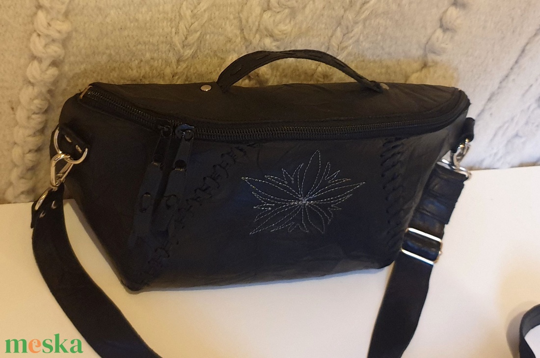 Övtáska, retikül. Fekete valódi bőr, ezüst virággal, bőrfűzéssel. Egyedi, kézműves. Ajándéknak is - táska & tok - övtáska - Meska.hu