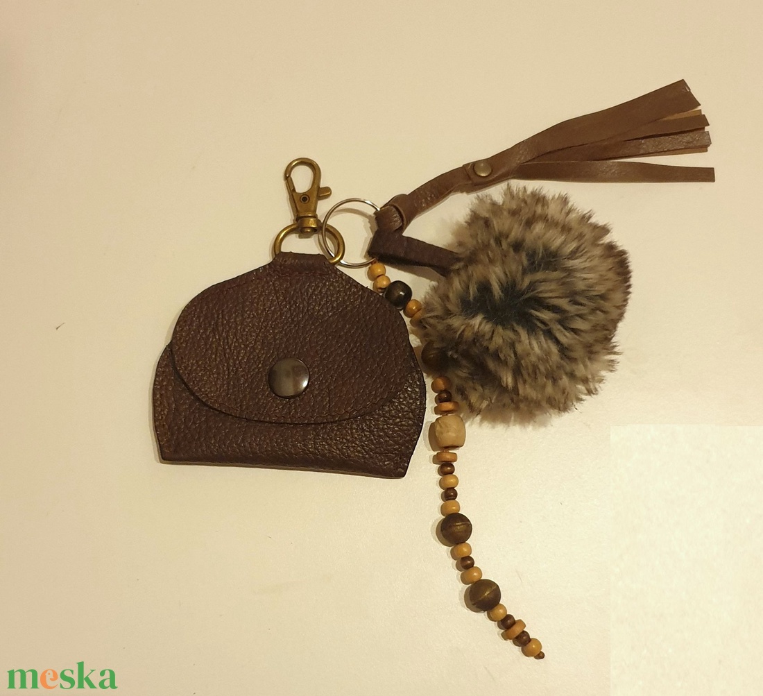 Táskadísz, aprótartó pénztárca, kulcstartó. Puha, barna valódi bőr, karabineres. Új, egyedi, kézműves. Ajándéknak is - táska & tok - pénztárca & más tok - aprópénztartó - Meska.hu