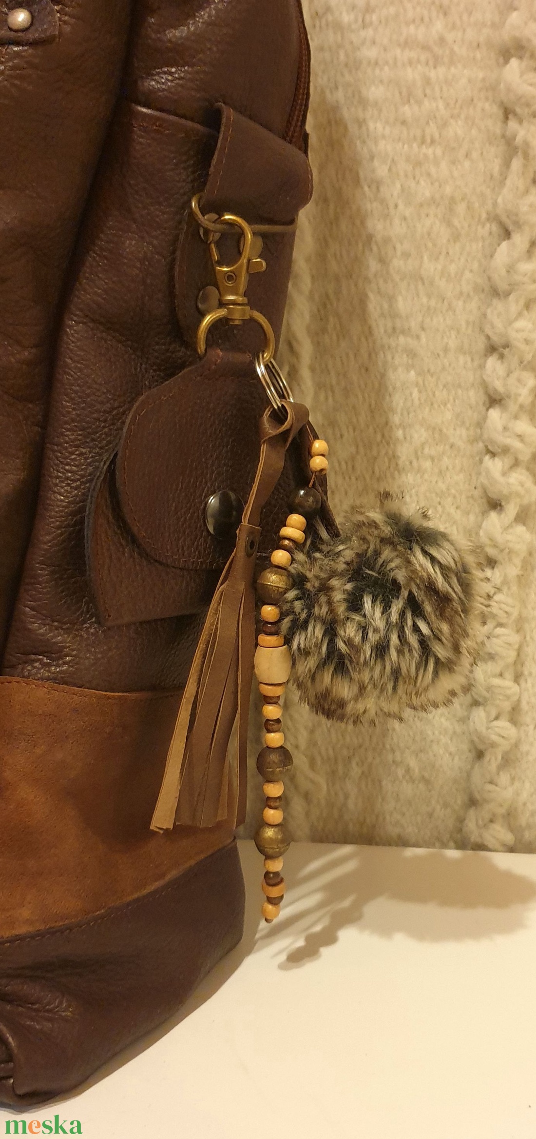 Táskadísz, aprótartó pénztárca, kulcstartó. Puha, barna valódi bőr, karabineres. Új, egyedi, kézműves. Ajándéknak is - táska & tok - pénztárca & más tok - aprópénztartó - Meska.hu