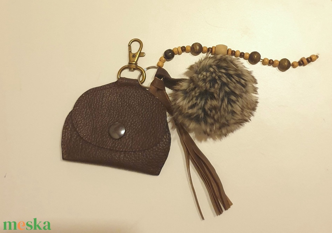 Táskadísz, aprótartó pénztárca, kulcstartó. Puha, barna valódi bőr, karabineres. Új, egyedi, kézműves. Ajándéknak is - táska & tok - pénztárca & más tok - aprópénztartó - Meska.hu