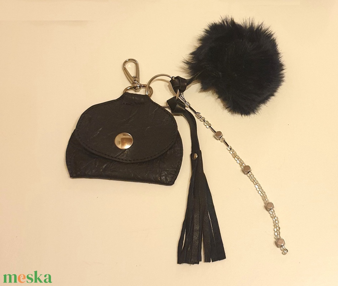 Táskadísz, aprótartó pénztárca, kulcstartó. Puha, fekete valódi bőr, karabineres. Új, egyedi, kézműves. Ajándéknak is  - táska & tok - pénztárca & más tok - aprópénztartó - Meska.hu