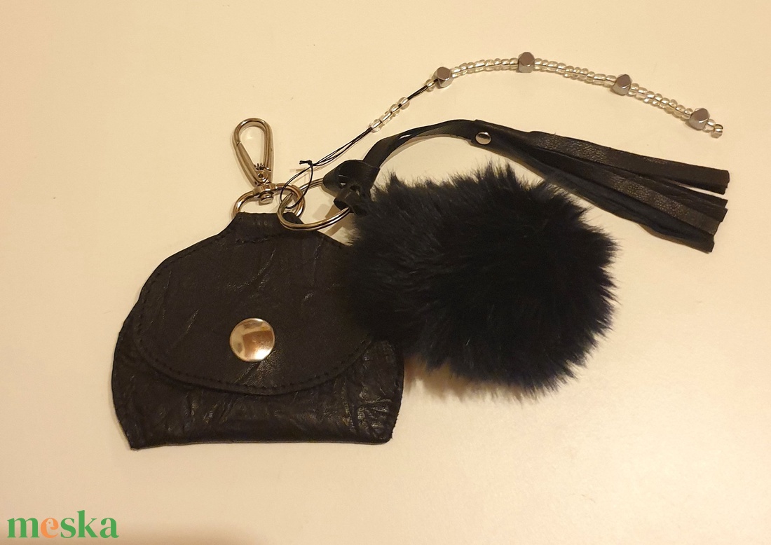 Táskadísz, aprótartó pénztárca, kulcstartó. Puha, fekete valódi bőr, karabineres. Új, egyedi, kézműves. Ajándéknak is  - táska & tok - pénztárca & más tok - aprópénztartó - Meska.hu