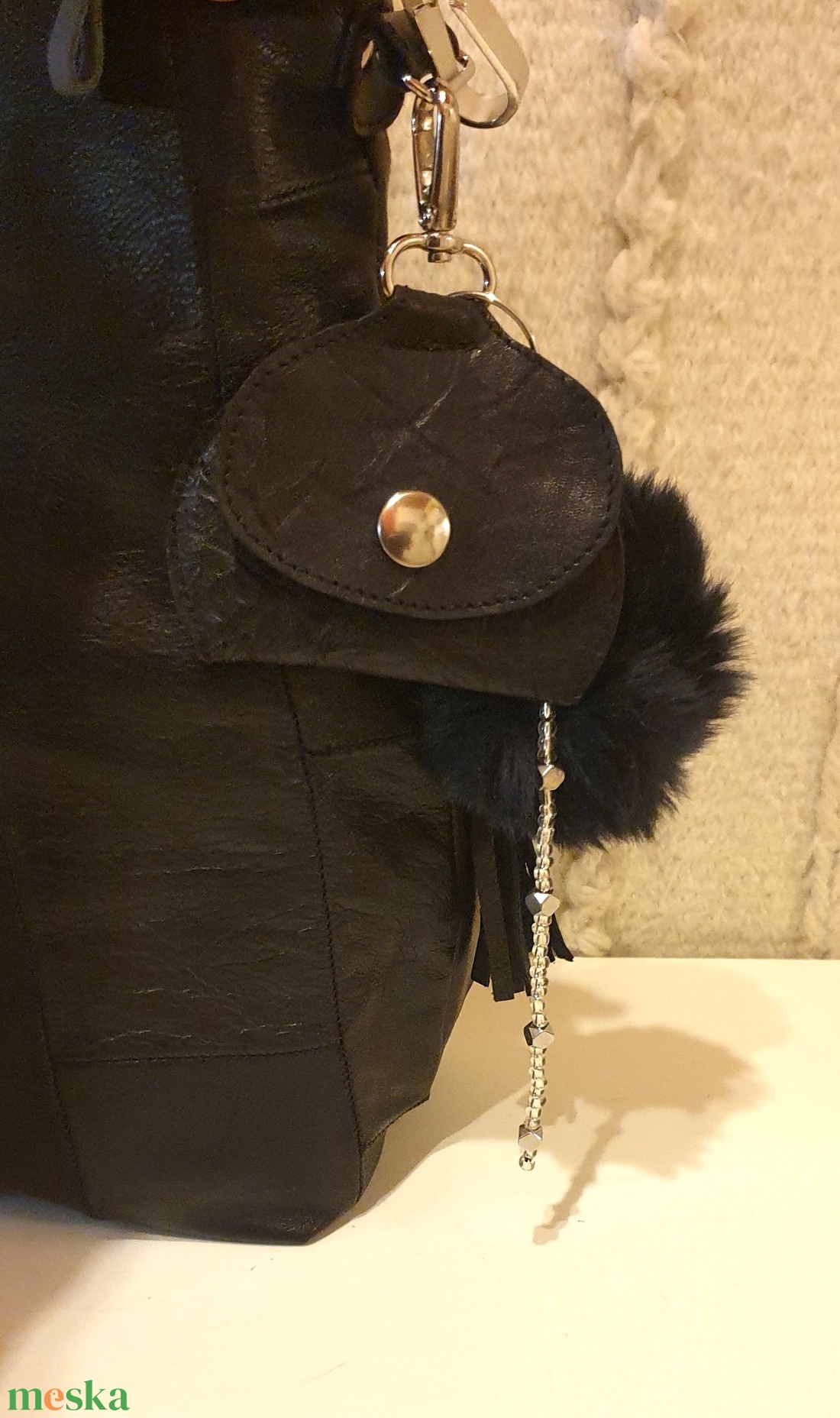 Táskadísz, aprótartó pénztárca, kulcstartó. Puha, fekete valódi bőr, karabineres. Új, egyedi, kézműves. Ajándéknak is  - táska & tok - pénztárca & más tok - aprópénztartó - Meska.hu